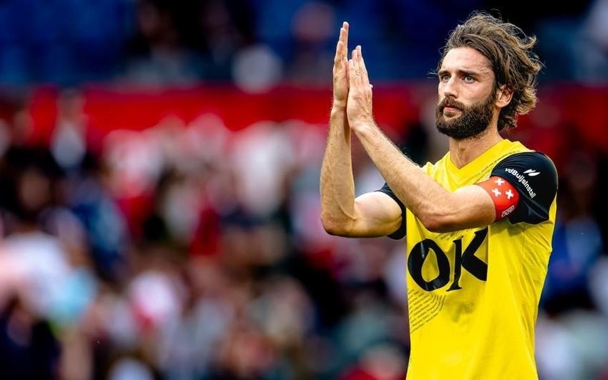 他不仅承担 他不仅承担